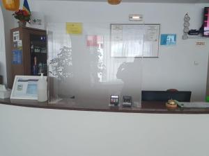 皮特什蒂猎人角酒店的办公室里的柜台,桌子和电话