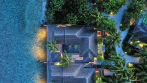 南马累环礁Naladhu Private Island Maldives - Special Offer On Transfer Rates For Summer 2024的树木和灯光的房屋的空中景致