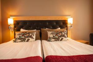 哥德堡马略纳斯巴尔酒店的一间卧室配有一张大床和两个枕头