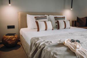伊利索斯Cook's Club Ialysos Rhodes的卧室配有一张带白色床单和枕头的大床。