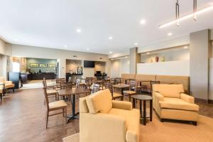 Sleep Inn & Suites West Des Moines near Jordan Creek酒廊或酒吧区