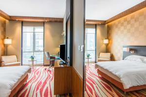 迪拜媒体城丽笙酒店客房内的一张或多张床位