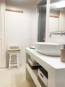 锡尼什Beach & Castle - Sines Apartment的白色的浴室设有水槽和凳子
