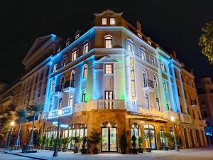 下龙湾Ngọc Ánh Dương Hotel的蓝色和白色的建筑