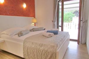 萨普伦纳拉Villa Mirosa的一间卧室配有一张床,上面有两条毛巾