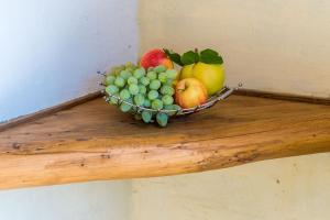 格鲁达Villa Dalmatian Gem的放在架子顶上的一碗水果