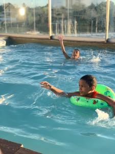 圣多明各Mirador Colonial, en Riviera Colonial的两个孩子在游泳池游泳