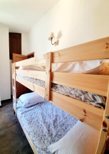 罗卡迪坎比奥La casa di Olivia的一间卧室配有两张双层床。