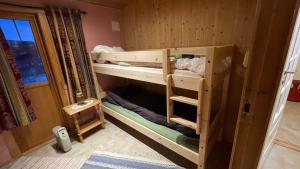 RussenesKoselig hus i sentrum av Olderfjord的一间客房内配有两张双层床的房间