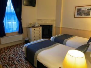 拉姆斯盖特佩格维尔湾酒店的酒店客房带两张床和梳妆台