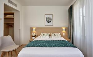 日内瓦瑞士酒店的一间卧室配有一张大床和一把椅子