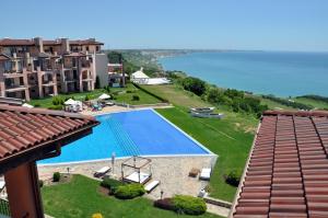 托波拉卡利亚科里亚度假酒店的享有带游泳池的房屋的空中景致