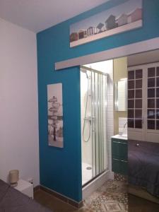萨尔Location Chambre Sare Larhun Zola 2022的带淋浴和蓝色墙壁的浴室