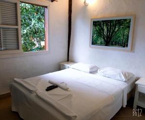 朱奎Pousada Baobá的一间卧室配有一张带横跨床的卧室