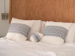 纳乌萨8 Keys Residence的一张带四个枕头的白色床