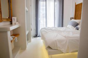纳乌萨8 Keys Residence的白色卧室设有床铺和水槽
