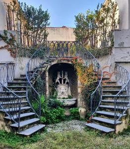 布雷西亚Intero Appartamento. San Giovanni Uno的一座建筑中一座带雕像的古老楼梯