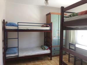 Hotel Pousada Liberdade客房内的一张或多张双层床