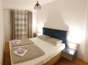 索科矿泉村Apartman Ristić 6的一间卧室配有一张床,上面有两条毛巾