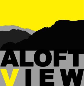 埃拉Aloft View的一种在背景中读到高山战争的标志