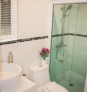 清迈清迈茉莉花精品酒店的带淋浴、卫生间和盥洗盆的浴室