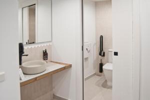 莱斯卡拉Aparthotel El Cargol的一间带水槽和卫生间的浴室