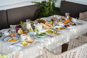 卡门港Casas Heddy, Well-being Resort的一张布满早餐食品的餐桌