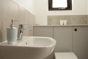TicehurstLodges at Flimwell Park的白色的浴室设有水槽和卫生间。