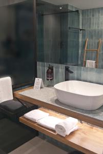 莱斯卡拉Aparthotel El Cargol的一间带大白色浴缸的柜台浴室