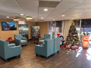 奥兰多Floridian Express International Drive的 ⁇ 在有椅子和圣诞树的等候室里的圣诞树