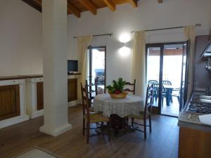 GiuggianelloCasa vacanza le Murise的厨房以及带桌椅的用餐室。