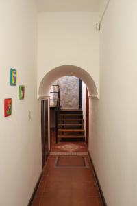 萨尔塔Departamentos Ibazeta的房屋内带楼梯的走廊