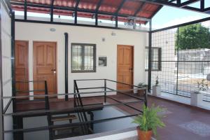 萨尔塔Departamentos Ibazeta的一个带门廊和庭院的度假屋