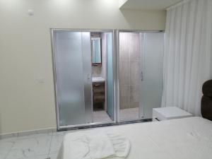 代姆雷Deniz Apart的带淋浴的白色浴室和1张床