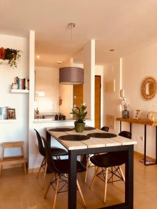 阿尔阿马德穆尔西亚La Mariposa的厨房以及带桌椅的用餐室。