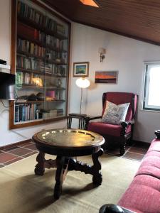卡尔达斯达·赖尼亚Casas Dos Infantes - Turismo Rural的客厅配有咖啡桌和椅子