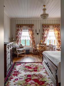 苏兹达尔Бутик-отель Пестово подворье的卧室配有床、桌子和窗户。