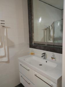 雅典One bedroom apartment new with large living room的白色的浴室设有水槽和镜子