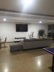 瓜亚基尔2 room department (5 people). Private exclusive area in Guayaquil的带沙发和电视的客厅