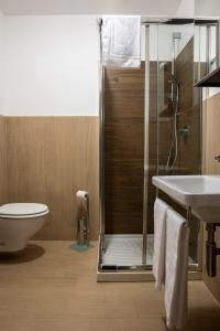 塞斯特雷Hotel Hermitage的带淋浴、盥洗盆和卫生间的浴室