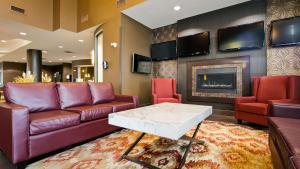 卡尔加里Best Western Premier Freeport Inn Calgary Airport的带沙发和壁炉的客厅