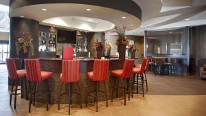 Best Western Premier Freeport Inn Calgary Airport酒廊或酒吧区