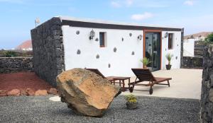 蒂纳霍Sun, Relax & Lava, Free wifi 600mb, BBQ的一座石墙和大岩石的房子