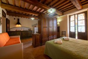 古比奥Fonte Chiara的一间卧室,卧室内配有一张床和一把椅子