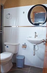 La VictoriaEL CIELO By Ruby的一间带卫生间、水槽和镜子的浴室