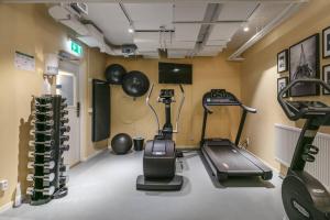 斯德哥尔摩Avanti Apartment Hotel的一间设有跑步机和举重器材的健身房的客房
