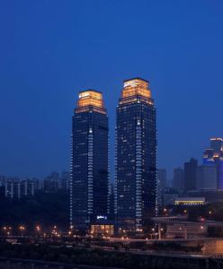 重庆重庆丽笙世嘉酒店的夜城里两座高耸的摩天大楼