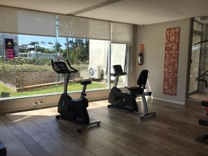 埃斯特角城Gala Vista的健身房设有3辆有氧自行车和大窗户