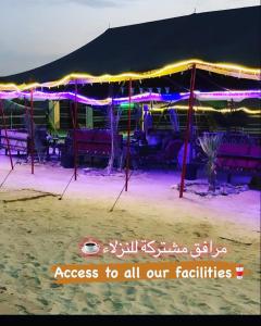 乌姆莱季Royal Tours Permanent Camp的海滩上带紫色灯的帐篷
