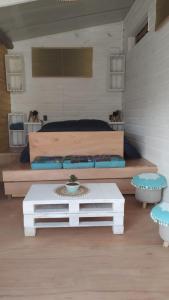 德尔迪阿布罗角PalletsSuites的卧室前配有一张床和一张桌子